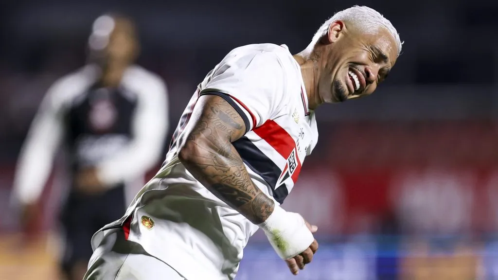 Luciano foi o destaque da partida com dois gols.