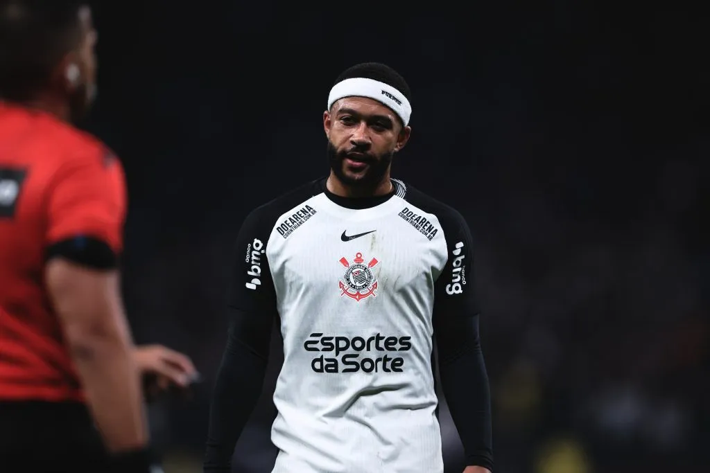 SP – SAO PAULO – 13/07/2025 – BRASILEIRO A 2025, CORINTHIANS X BRAGANTINO – Memphis Depay jogador do Corinthians durante partida contra o Bragantino no estadio Arena Corinthians pelo campeonato Brasileiro A 2025. Foto: Ettore Chiereguini/AGIF