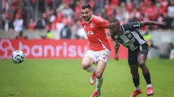 RS - PORTO ALEGRE - 20/07/2025 - BRASILEIRO A 2025, INTERNACIONAL X CEARA - Bruno Henrique jogador do Internacional disputa lance com Diego jogador do Ceara durante partida no estadio Beira-Rio pelo campeonato Brasileiro A 2025. Foto: Maxi Franzoi/AGIF