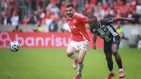 RS - PORTO ALEGRE - 20/07/2025 - BRASILEIRO A 2025, INTERNACIONAL X CEARA - Bruno Henrique jogador do Internacional disputa lance com Diego jogador do Ceara durante partida no estadio Beira-Rio pelo campeonato Brasileiro A 2025. Foto: Maxi Franzoi/AGIF