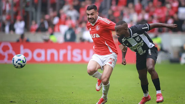 RS - PORTO ALEGRE - 20/07/2025 - BRASILEIRO A 2025, INTERNACIONAL X CEARA - Bruno Henrique jogador do Internacional disputa lance com Diego jogador do Ceara durante partida no estadio Beira-Rio pelo campeonato Brasileiro A 2025. Foto: Maxi Franzoi/AGIF