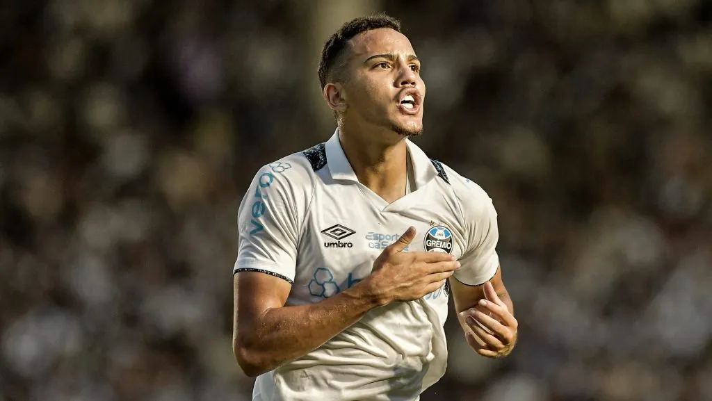 Gustavo Martins comemorando gol pelo Grêmio. Foto: Thiago Ribeiro/AGIF