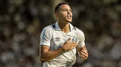 Gustavo Martins comemorando gol pelo Grêmio. Foto: Thiago Ribeiro/AGIF