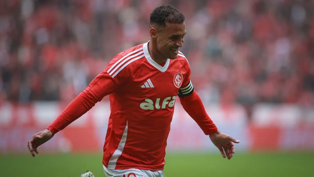 Alan Patrick comemorando pelo Inter contra o Ceará – Foto: Maxi Franzoi/AGIF