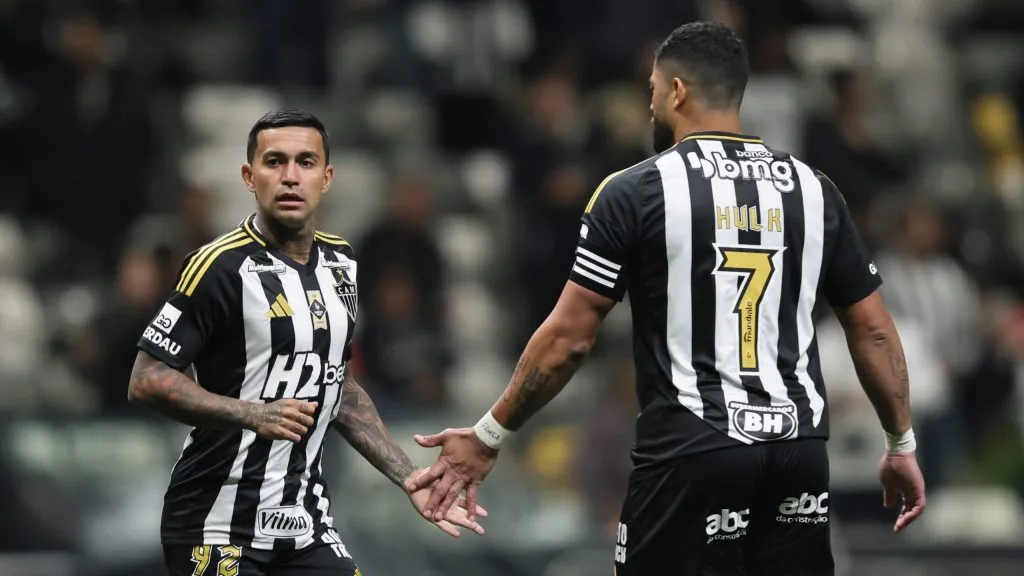 Dudu, atacante do Galo, ao lado do ídolo Hulk. Foto: Gilson Lobo/AGIF.