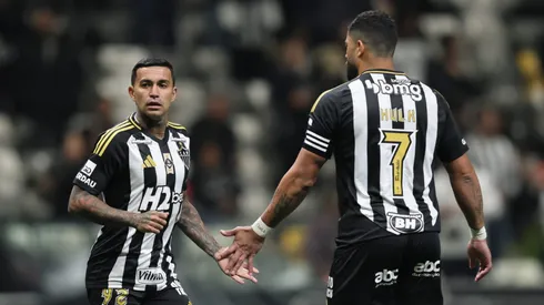 Dudu, atacante do Galo, ao lado do ídolo Hulk. Foto: Gilson Lobo/AGIF.