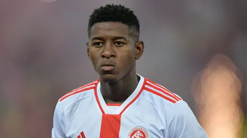 Vitão, jogador do Internacional, durante partida contra o Flamengo, pelo Brasileirão Betano. Foto: Thiago Ribeiro/AGIF.