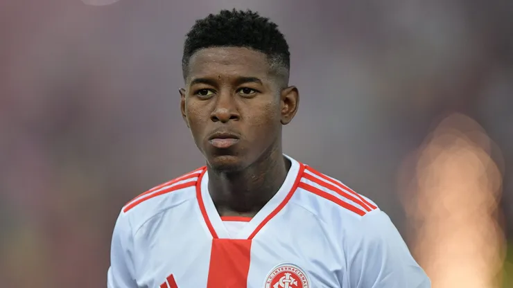Vitão, jogador do Internacional, durante partida contra o Flamengo, pelo Brasileirão Betano. Foto: Thiago Ribeiro/AGIF.