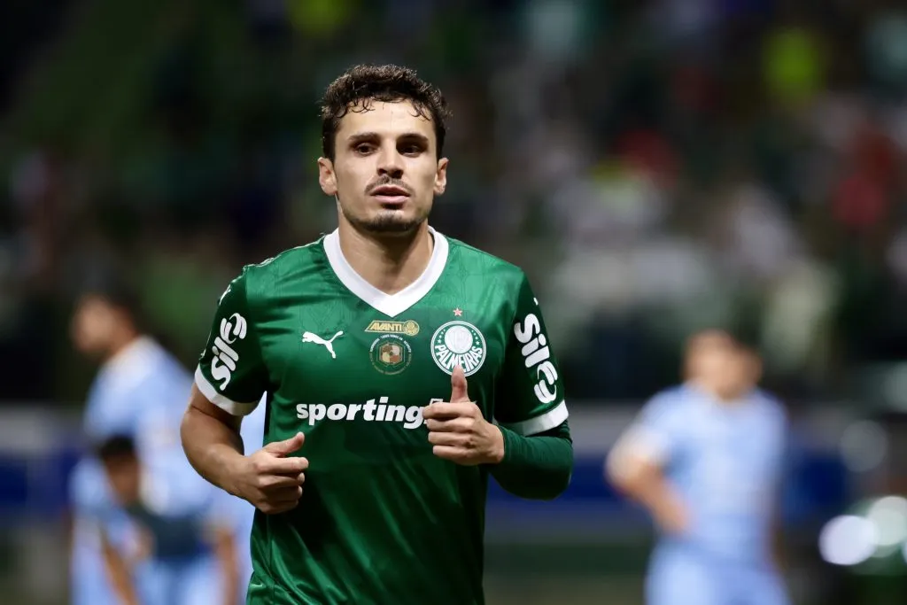 SP – SAO PAULO – 28/05/2025 – COPA LIBERTADORES 2025, PALMEIRAS X SPORTING CRISTAL – Raphael Veiga jogador do Palmeiras durante partida contra o Sporting Cristal no estadio Arena Allianz Parque pelo campeonato Copa Libertadores 2025. Foto: Marcello Zambrana/AGIF
