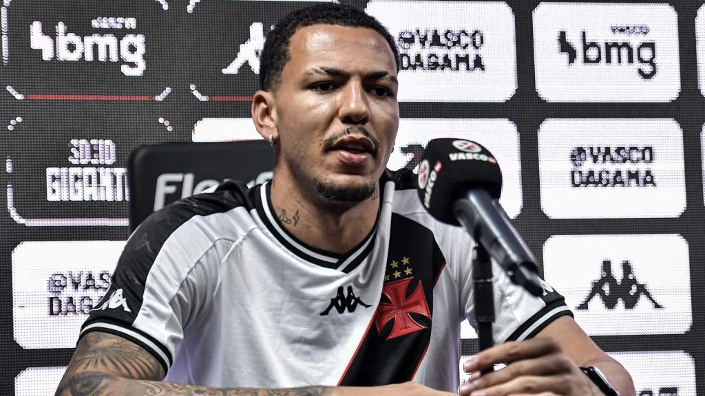 RJ – RIO DE JANEIRO – 14/03/2024 – VASCO, APRESENTACAO CLAYTON – Clayton fala aos jornalista durante sua apresentacao oficial como jogador do Vasco em coletiva de imprensa realizada no Sao Januario. Foto: Thiago Ribeiro/AGIF