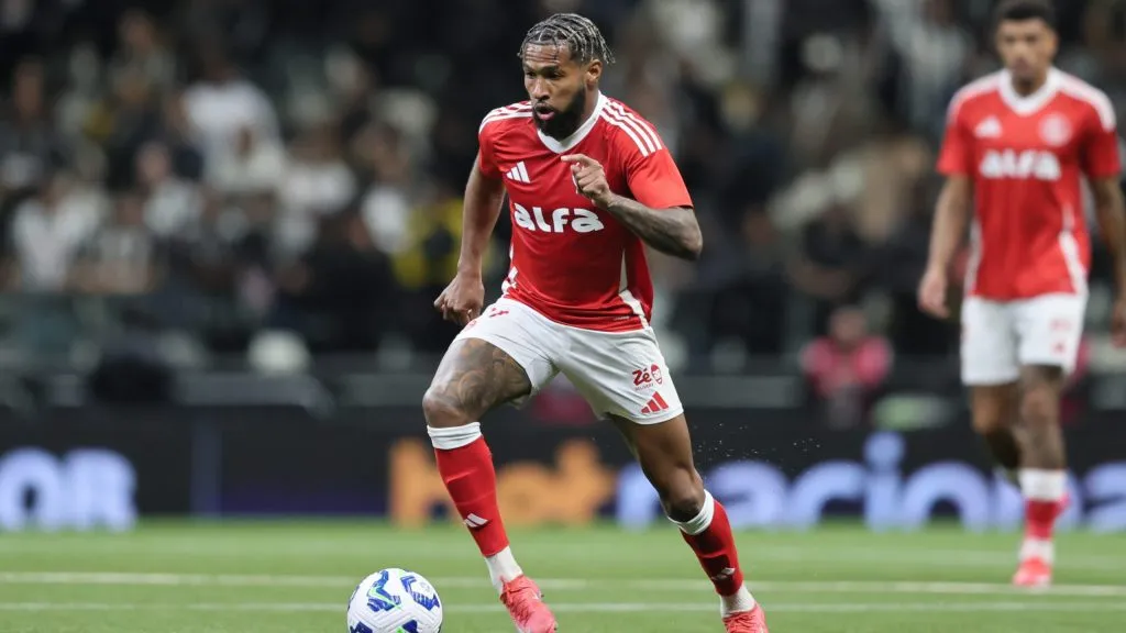 MG – BELO HORIZONTE – 12/06/2025 – BRASILEIRO A 2025, ATLETICO-MG X INTERNACIONAL – Wesley jogador do Internacional durante partida contra o Atletico-MG no estadio Arena MRV pelo campeonato Brasileiro A 2025. Foto: Gilson Lobo/AGIF