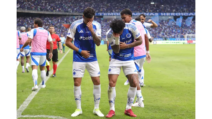 MG - BELO HORIZONTE - 20/07/2025 - BRASILEIRO A 2025, CRUZEIRO X JUVENTUDE - Gabriel Barbosa Gabigol jogador do Cruzeiro comemora seu gol com Kaio Jorge jogador da sua equipe durante partida contra o Juventude no estadio Mineirao pelo campeonato Brasileiro A 2025. Foto: Gilson Lobo/AGIF