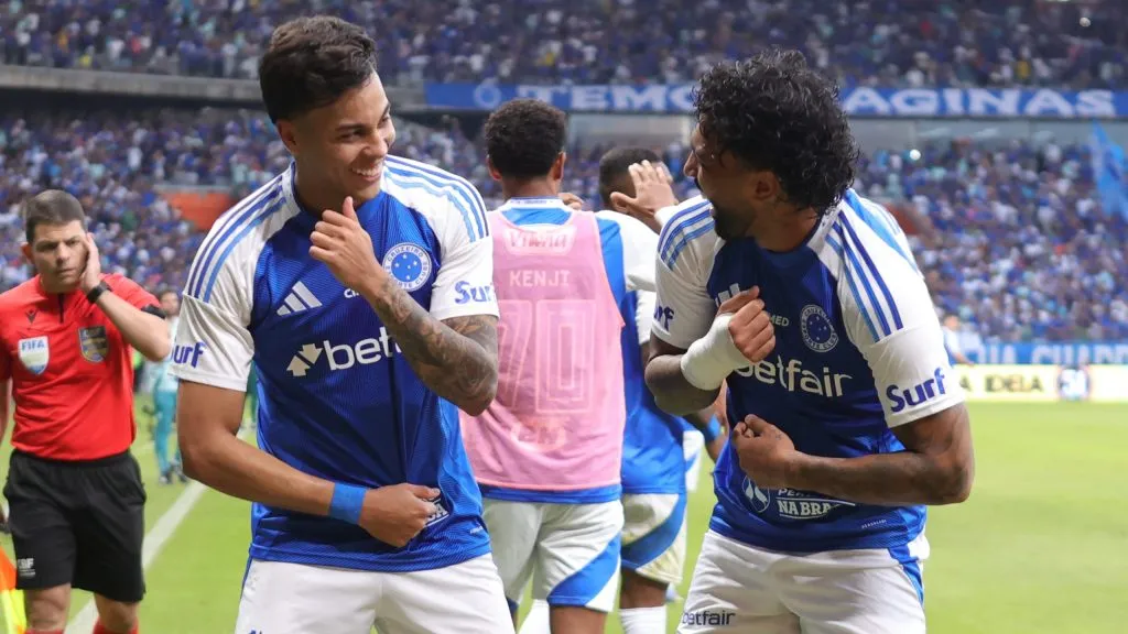 MG – BELO HORIZONTE – 20/07/2025 – BRASILEIRO A 2025, CRUZEIRO X JUVENTUDE – Gabriel Barbosa Gabigol jogador do Cruzeiro comemora seu gol com Kaio Jorge jogador da sua equipe durante partida contra o Juventude no estadio Mineirao pelo campeonato Brasileiro A 2025. Foto: Gilson Lobo/AGIF