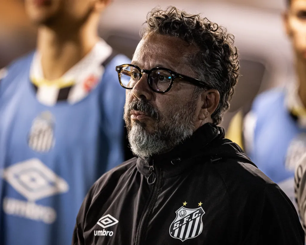 Treinador Cleber Xavier está pressionado no Santos. (Foto: Raul Baretta/Santos)