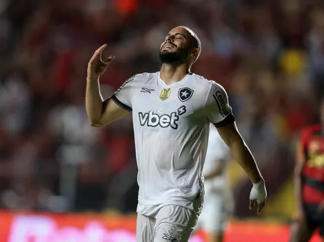 Arthur Cabral tem gol anulado e sofre críticas dos torcedores do Botafogo