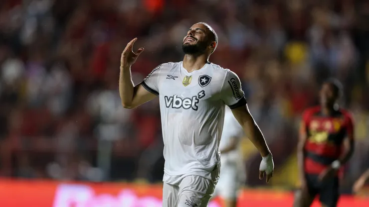 Arthur Cabral passou em branco na partida contra o Sport. Foto: Marlon Costa/AGIF