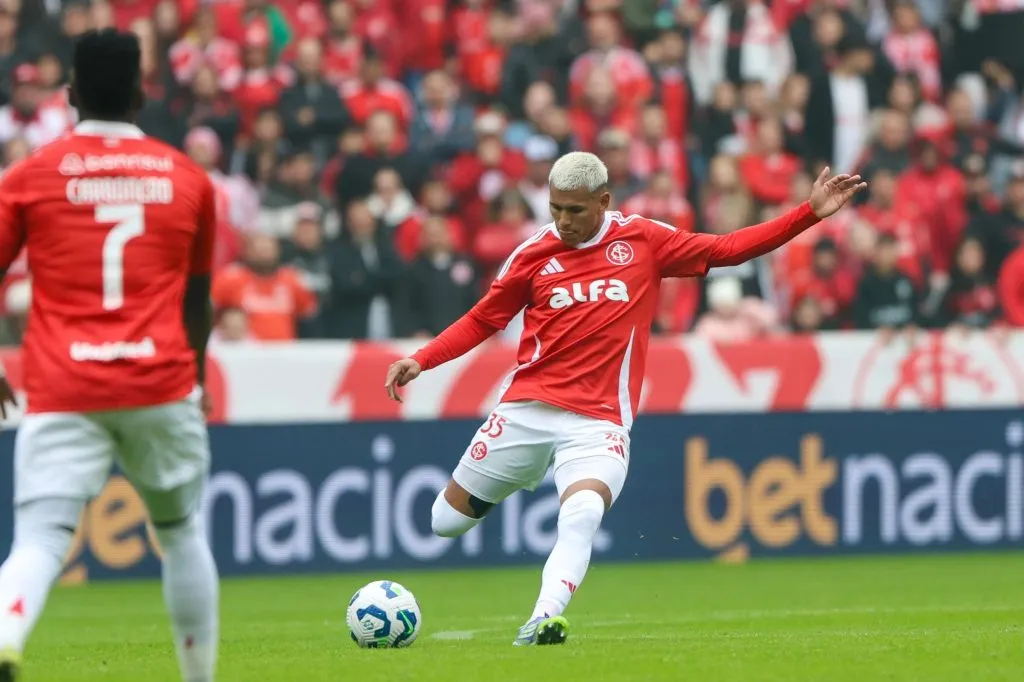 Aguirre, camisa 35, do Internacional foi um destaques pela torcida colorada no Beira-Rio. Foto: Ricardo Duarte/Internacional