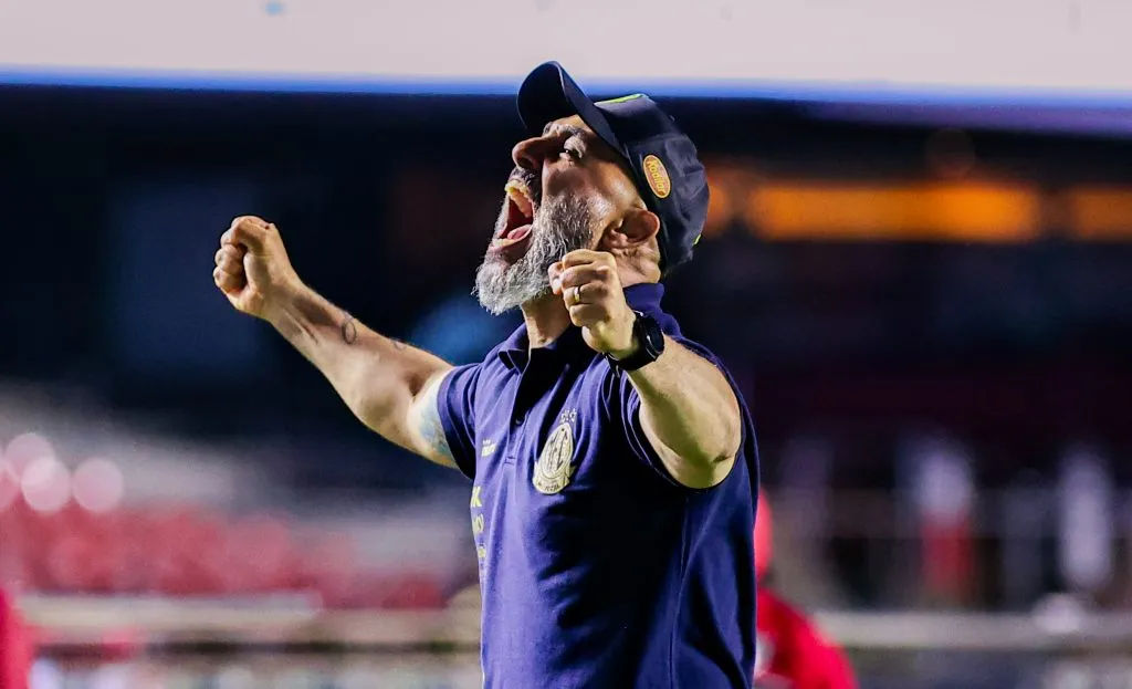 Rafael Guanaes técnico do Mirassol comemora vitória após partida contra o São Paulo – Foto: Fabio Giannelli/AGIF