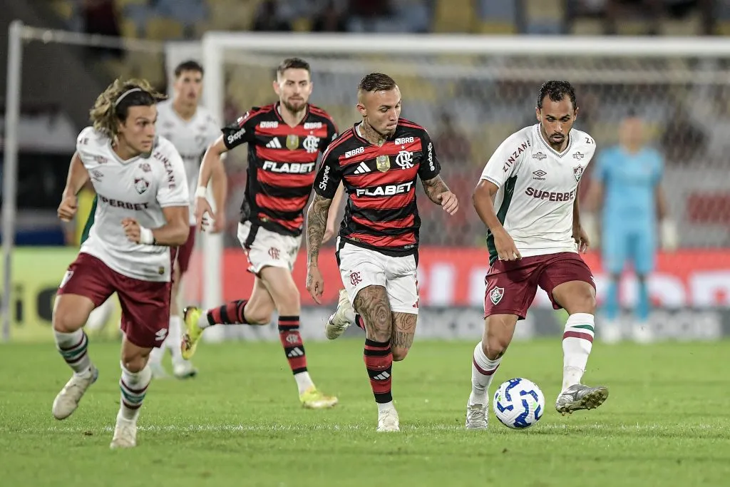 Lima, jogador do Fluminense durante partida contra o Flamengo no estadio Maracana pelo campeonato Brasileiro A 2025. Foto: Thiago Ribeiro/AGIF