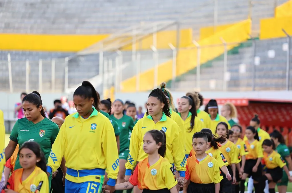 Jogadoras brasileiras entrando em campo. Foto: Lívia Villas Boas/CBF