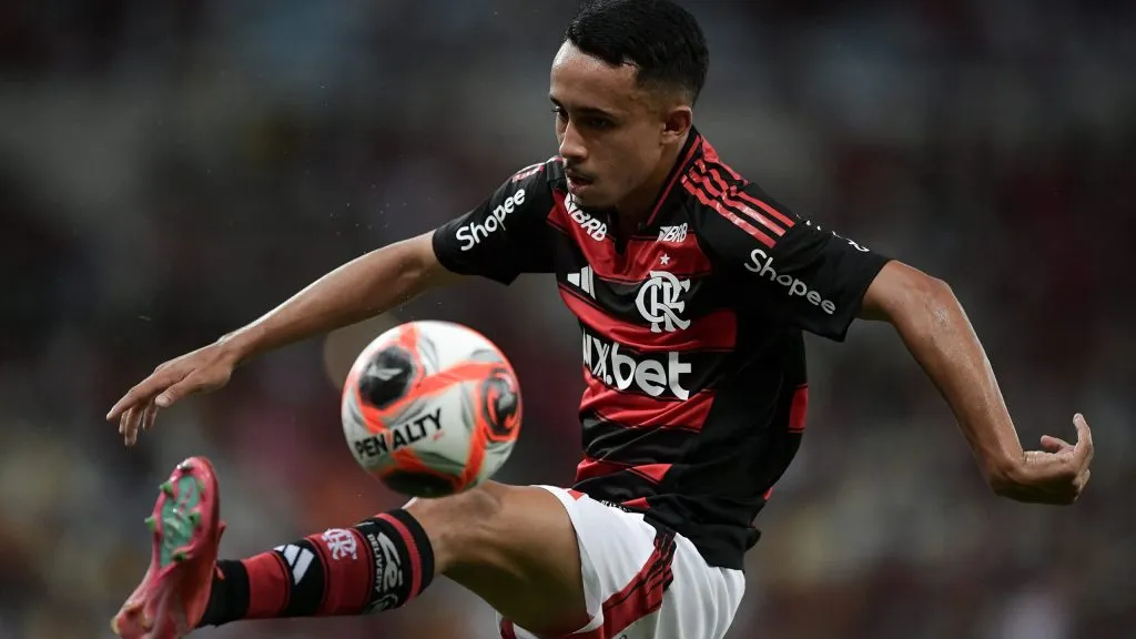 Matheus Gonçalves em ação pelo Flamengoi – Foto: Thiago Ribeiro/AGIF