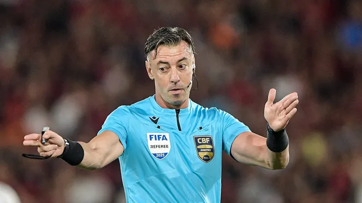 RJ - RIO DE JANEIRO - 20/07/2025 - BRASILEIRO A 2025, FLAMENGO X FLUMINENSE - O arbitro Raphael Claus durante partida entre Flamengo e Fluminense no estadio Maracana pelo campeonato Brasileiro A 2025.