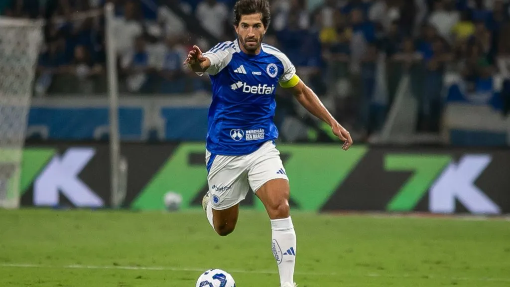 Lucas Silva em ação pelo Zeiro – Foto: Fernando Moreno/AGIF