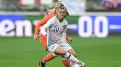 Jogadora do Chile com a posse de bola em partida diante da Holanda. Foto: Orange Pics BV