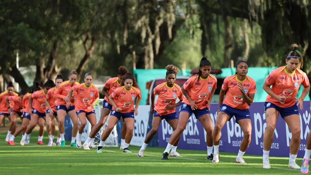 Elenco feminino da Seleção Brasileira em treinamento em Quito