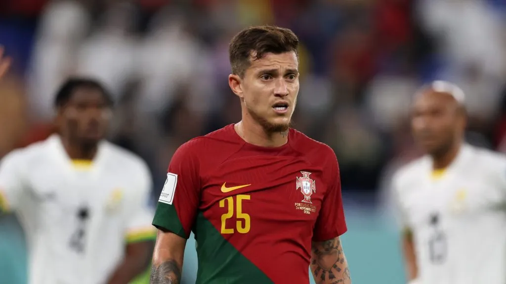 Foto: Clive Brunskill/Getty Images – Otávio em ação com a camisa da Seleção de Portugal.
