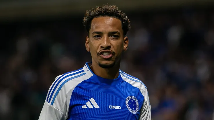 Matheus Pereira, jogador do Cruzeiro, durante partida contra o Atlético-MG, pelo Brasileirão Betano. Foto: Fernando Moreno/AGIF.