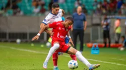Jogadores dividem a bola em partida entre Bahia e América de Cali. Foto: Alexandre Oliveira/Sports Press Photo/SPP