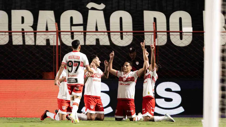 Thiaguinho, jogador do CRB, comemora seu gol durante a partida