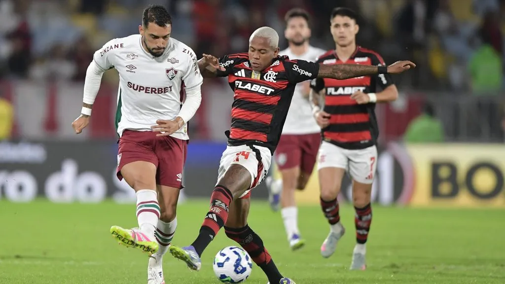 RJ – RIO DE JANEIRO – 20/07/2025 – BRASILEIRO A 2025, FLAMENGO X FLUMINENSE – Wallace Yan jogador do Flamengo disputa lance com Freytes jogador do Fluminense durante partida no estadio Maracana pelo campeonato Brasileiro A 2025. Foto: Thiago Ribeiro/AGIF