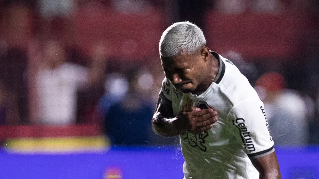 Cuiabano, jogador do Botafogo, comemora seu gol durante partida contra o Sport, pelo Brasileirão Betano. Foto: Rafael Vieira/AGIF.