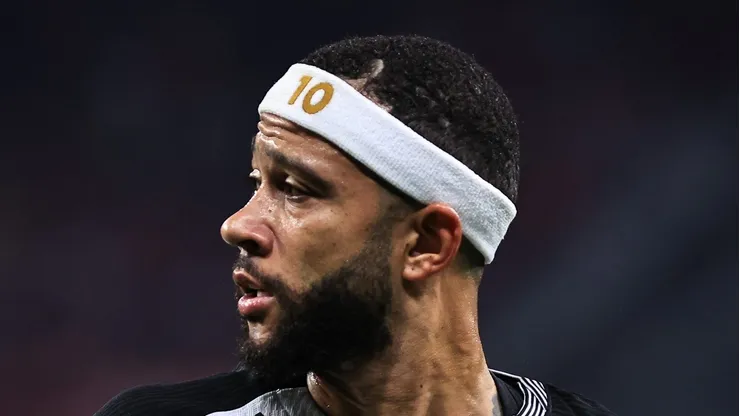 Depay durante partida contra o America de Cali na Neo Química.