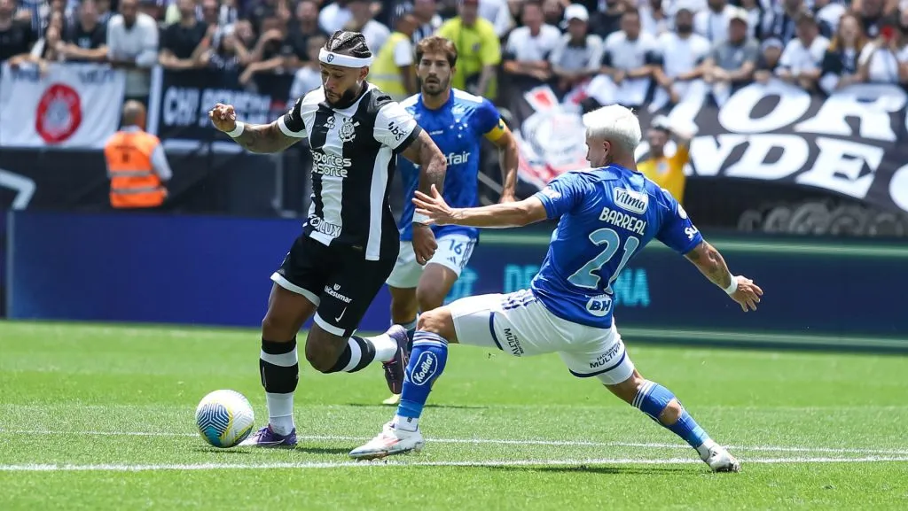 Depay, jogador do Corinthians durante partida contra o Cruzeiro.  Foto: Marco Miatelo/AGIF