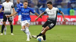 Robert jogador do Cruzeiro disputa lance com Bidu jogador do Corinthians. Foto: Gilson Lobo/AGIF