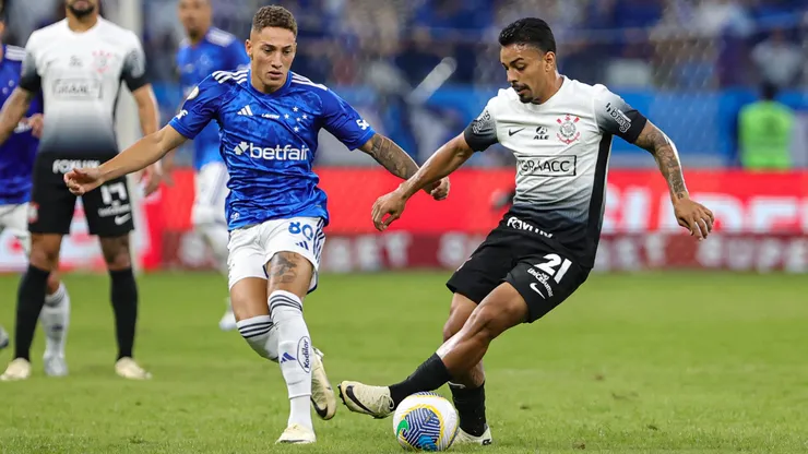 Robert jogador do Cruzeiro disputa lance com Bidu jogador do Corinthians. Foto: Gilson Lobo/AGIF