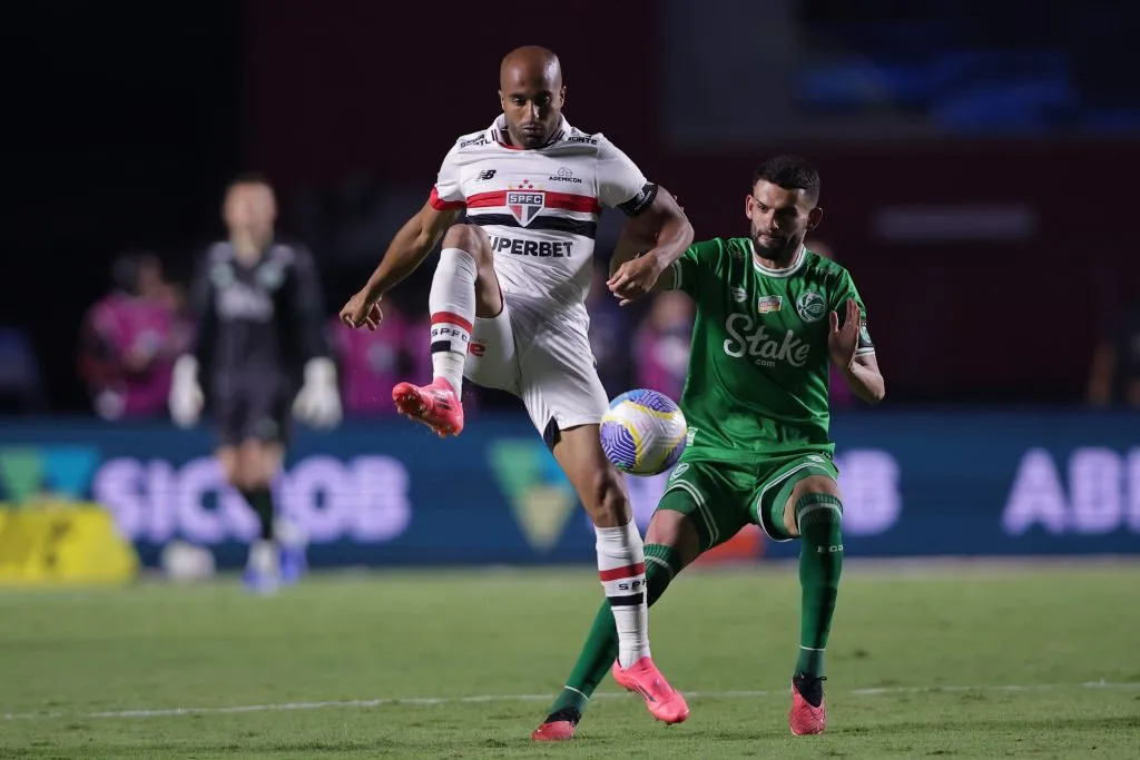 Lucas jogador do São Paulo disputa lance com Jadson jogador do Juventude – Foto: Ettore Chiereguini/AGIF
