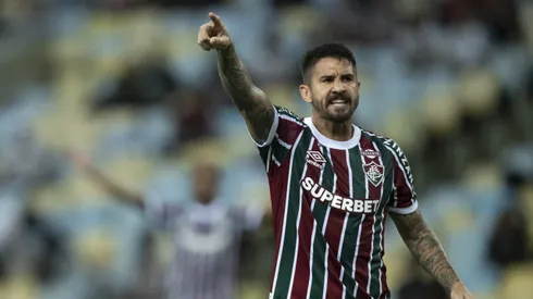 Everaldo jogador do Fluminense reclama com a arbitragem durante partida contra o San Jose no estadio Maracana pelo campeonato Copa Sul-americana 2025. Foto: Jorge Rodrigues/AGIF