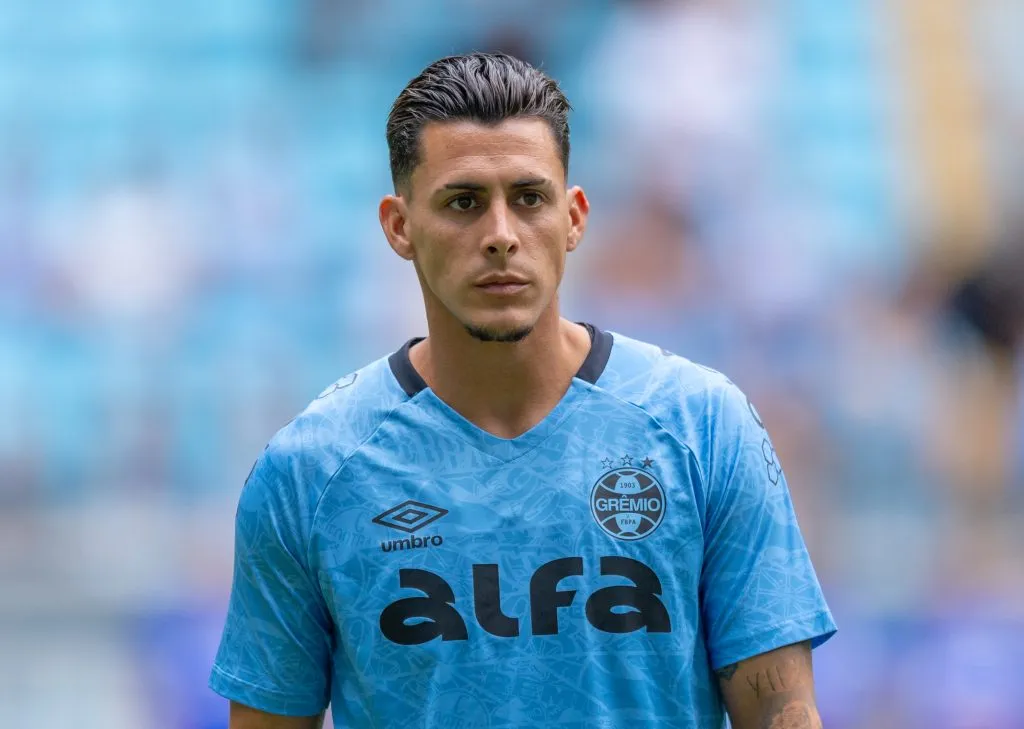 Pavón não quis ser envolvido em troca com Zaracho e ir para o Racing. Argentino quer sair vendido do Grêmio –  Foto: Liamara Polli/AGIF