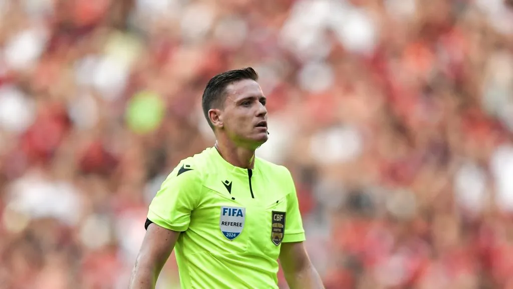 Foto: Thiago Ribeiro/AGIF – CBF definiu arbitragem para a partida entre cariocas e paulistas.