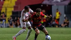 Lucas Lima jogador do Sport disputa lance com Luis Otávio jogador do Internacional durante partida no estadio Ilha do Retiro pelo campeonato Brasileiro A 2025. Foto: Rafael Vieira/AGIF