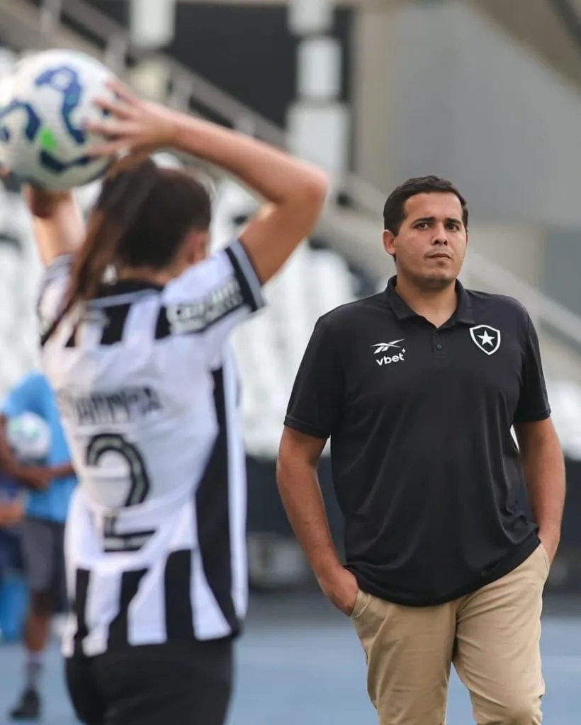 Léo Goulart, treinador das Gloriosas. Foto: Arthur Barreto/Botafogo