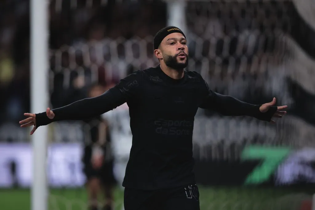 SP – SAO PAULO – 05/04/2025 – BRASILEIRO A 2025, CORINTHIANS X VASCO – Memphis Depay jogador do Corinthians comemora seu gol durante partida contra o Vasco no estadio Arena Corinthians pelo campeonato Brasileiro A 2025. Foto: Ettore Chiereguini/AGIF