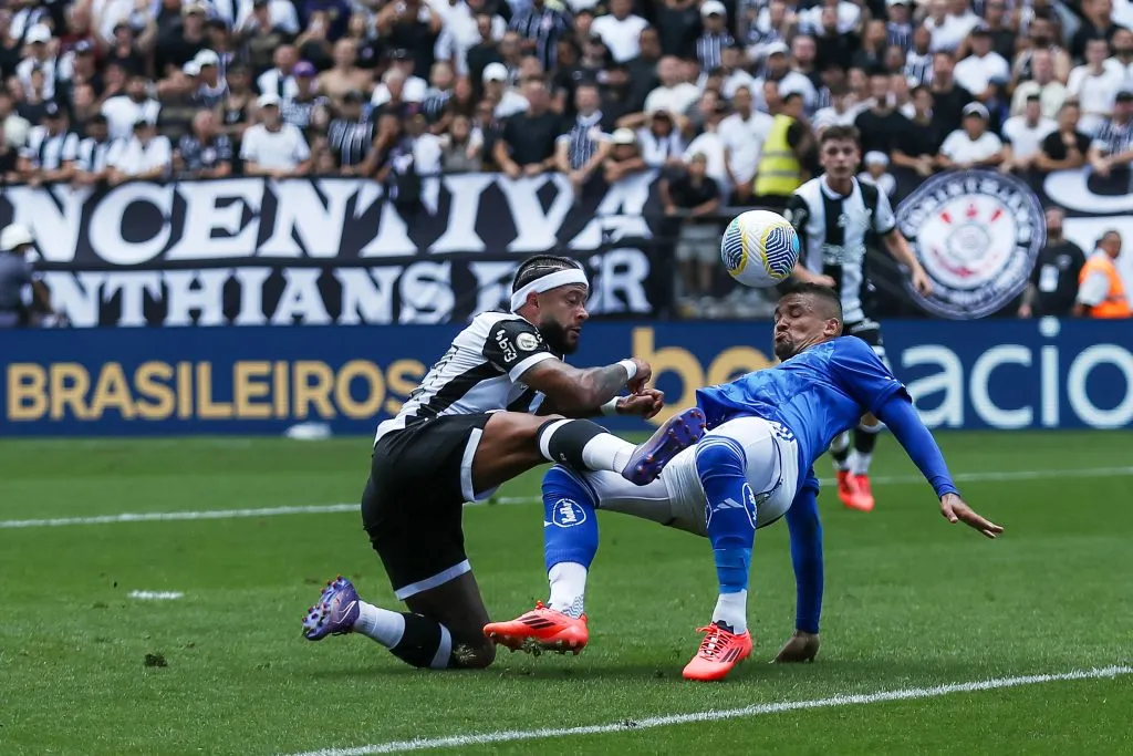 Memphis jogador do Corinthians durante partida contra o Cruzeiro – Foto: Marco Miatelo/AGIF