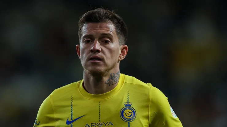 Otávio, meio-campista do Al-Nassr - Foto: Yasser Bakhsh/Getty Images