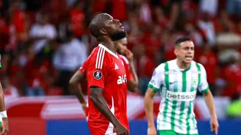 Enner Valencia jogador do Internacional lamenta durante partida contra o Atletico Nacional no estadio Beira-Rio pelo campeonato Copa Libertadores 2025. Foto: Maxi Franzoi/AGIF