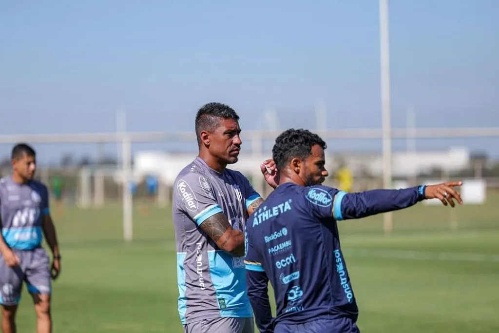 Paulinho, ex-jogador e coordenador técnico do Mirassol observando treino do elenco para sequência na Série A. Foto: Divulgação redes sociais: JP Pinheiro/Agência Mirassol